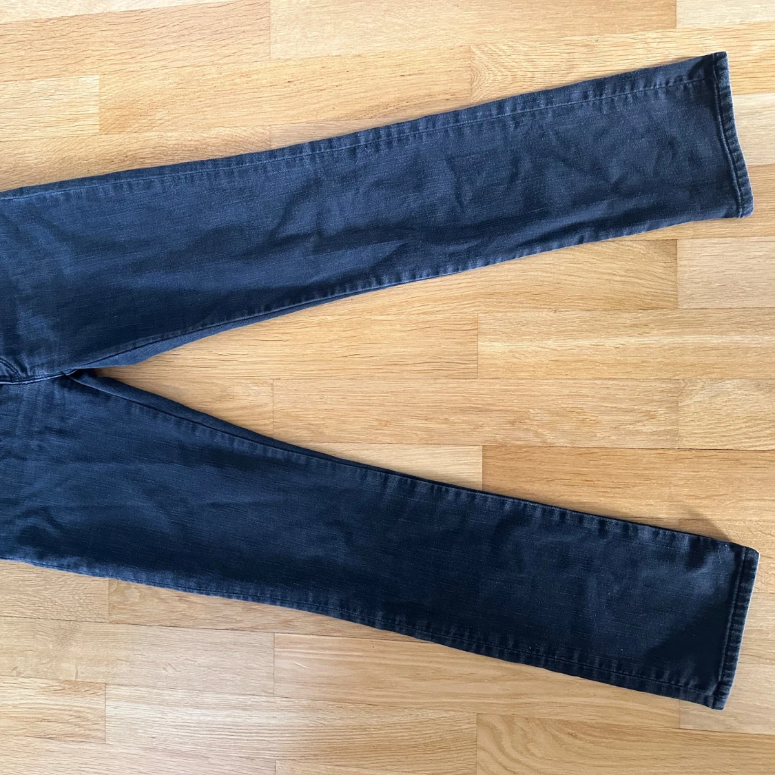 Svarta raka Lågmidjade Wrangler jeans - 2