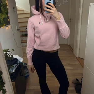 Ljusrosa hoodie från Champion - Så söt ljusrosa hoodie från Champion med vita snören. 
