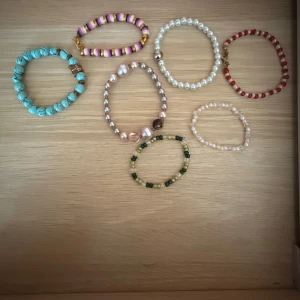  armband med pärlor - Några kostar 90 och några kostar 110. Skriv till mig vilken ni vill ha och köp en. Om du väljer 3st blir det 260. Du sparar pengar då