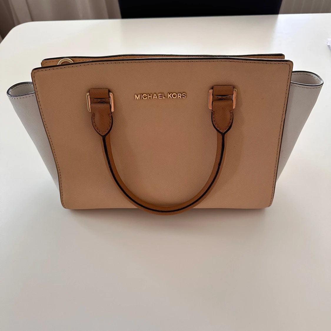 Beige och vit handväska från Michael Kors