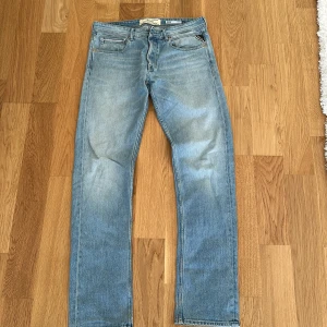 Replay jeans - Replay jeans, straight fit. W33 L34. Byxorna är i väldigt fint skick, 