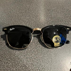 Svarta solglasögon från Ray-Ban - Solglasögon med guld detaljer