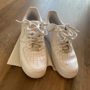 Nike Airforce  - Sjukt fina vita Nike Airforce. Väldigt sparsamt använda, tvätta upp dem lite så ser de helt nya ut! 