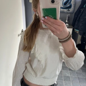 Vit blus med spetsdetaljer - Söt vit blus med fina detaljer, storlek 134-140 men sitter bra som xs också. Är aldrig använd. Tveka inte på att skriva om ni har frågor!