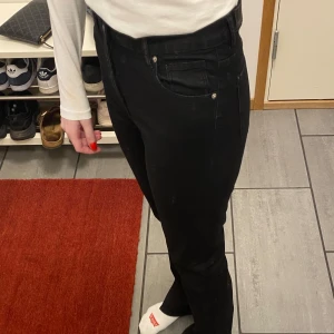 Svarta jeansbyxor - Svarta Jeans Gina Tricot stl 164 med slits i nederkant, hög midja, sparsamt använda, 