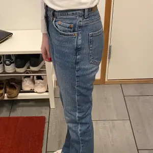 Blå Weekday Jeans stl 26/32 rak modell