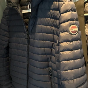  Colmar jacka - En mörkblå colmar jacka. Använd max 5 gånger pga för lite. Perfekt för vår och höst. Köpt på zalando