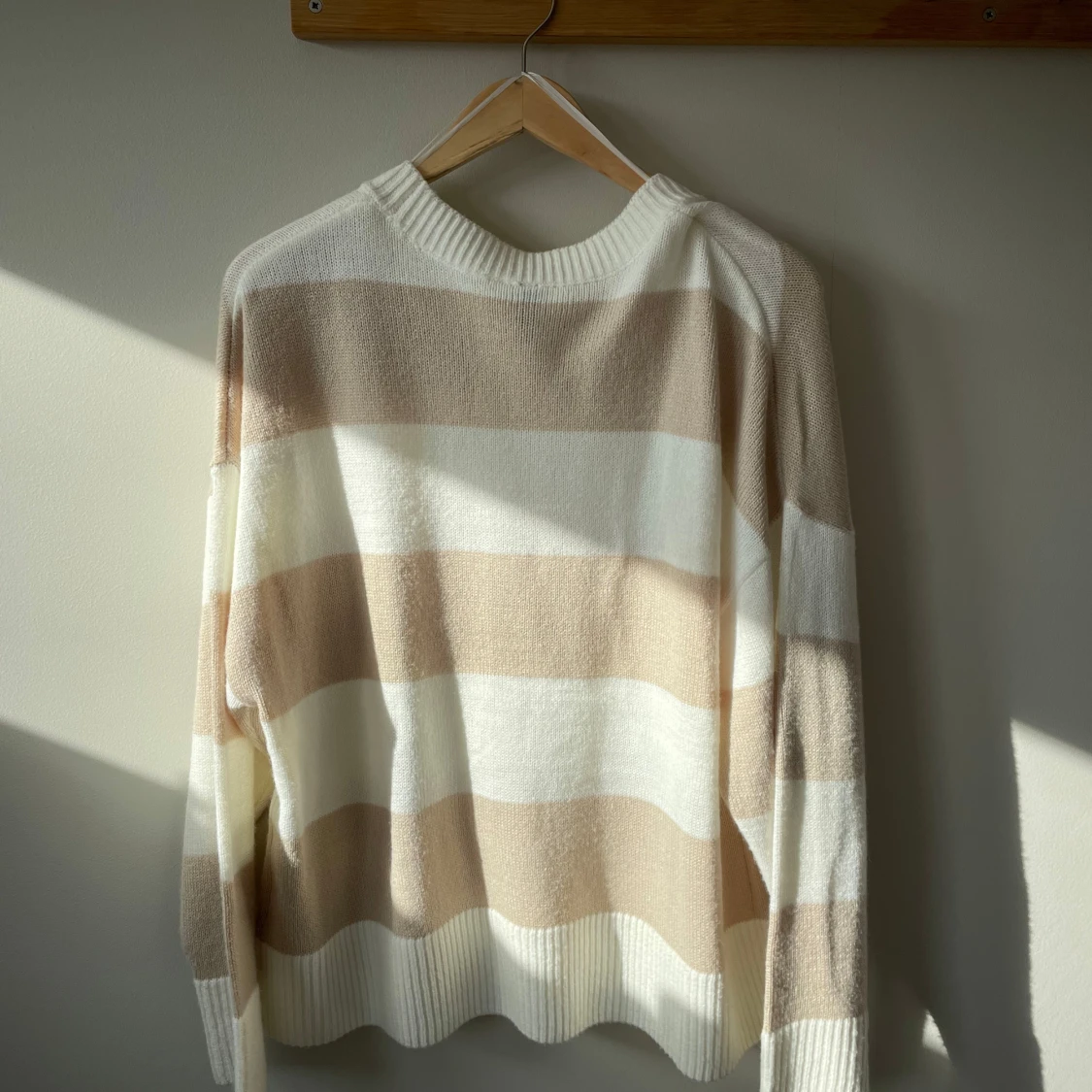 Beige och vit randig tröja från HM - 2