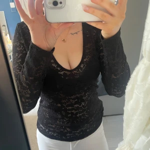 Svart spetsblus från Kappahl - Säljer en svart spetsblus från Kappahl i storlek M. Blusen är  v-ringad! Väldigt fint skick då jag knappt använd den💕