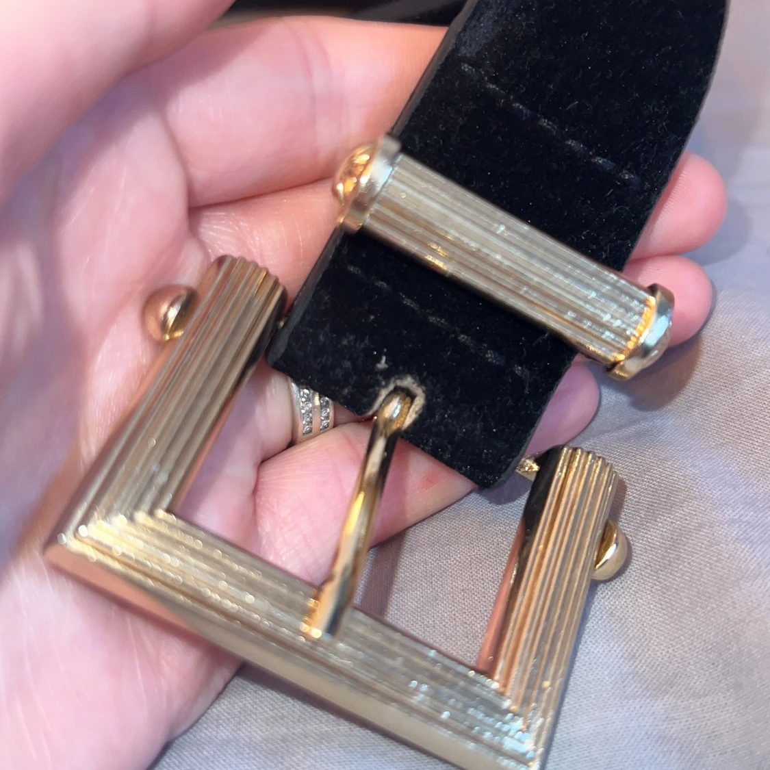 Svart bälte med guldfärgat spänne - 1