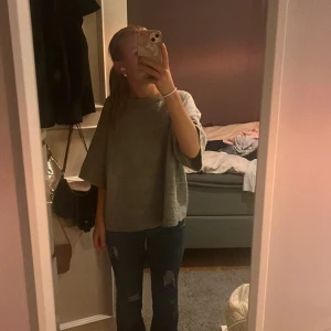 Grå stickad tröja - Säljer en mysig grå stickad tröja. Perfekt för kyligare dagar och enkel att matcha med olika outfit. Kan sänka pris 