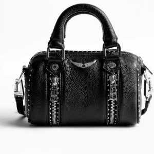 sunny bag💞⭐️ - Snygg svart skinnväska från Zadig& Voltairemed coola dragkedjedetaljer och nitar. Väskan har både handtag och en justerbar axelrem för flexibel användning. Perfekt för att ge din outfit en edgy touch.
