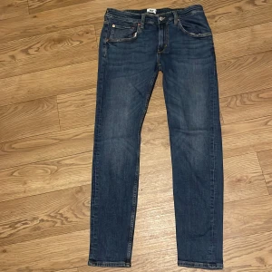 Blå jeansbyxor från A.P.C. - Snygga blå jeansbyxor från A.P.C. med en klassisk femficksdesign. De har en normal passform och är tillverkade i ett slitstarkt denimtyg. Perfekta för en avslappnad stil.