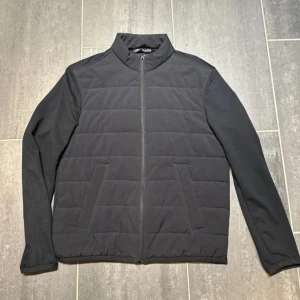 Cardigan  - Säljer en stilren svart cardigan till dunder pris för dunder kvalité, Kom privat via fler frågor?