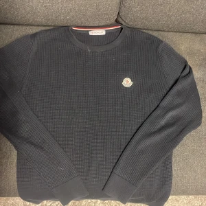 Mörkblå stickad tröja från Moncler - Säljer en stilren mörkblå stickad tröja från Moncler i storlek S. Kvitto finns i DM! Tröjan är i mycket bra skick men priset är självklart inte hugget i sten så tveka ej på att höra av dig vid frågor 🤝🍾