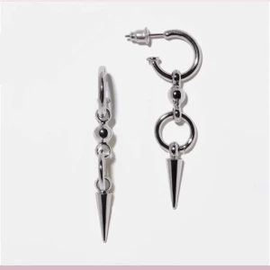 Silvriga örhängen med spetsdetalj - Snygga silvriga örhängen med en unik design som inkluderar hängande spetsdetaljer. Perfekta för att ge en edgy touch till din stil. Örhängena har en rund form med små kulor och en spetsig hängande del.