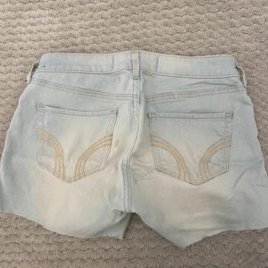 Ljusblå jeansshorts från Hollister - Snygga ljusblå jeansshorts från Hollister som jag har klippt själv utav ett par jeans 