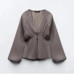 Zara topp - Säljer min snygga tröja från Zara i jättebra skick då den inte kommer till användning längre💞💞