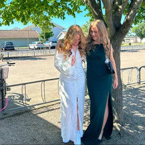 Balklänning - Säljer min balklänning från Bubbelroom med öppen rygg och slits i st S. Det är den mörkgröna (sååå fin grön färg, trodde inte jag skulle passa i grönt men den va så fin) Klänningen är öppen i ryggen, (bild 3) Den är endast använd en gång, på min bal i åk 9🥹Tveka inte på att kontakta mig och ställ frågor om du letar efter just din balklänning!🫶🏼