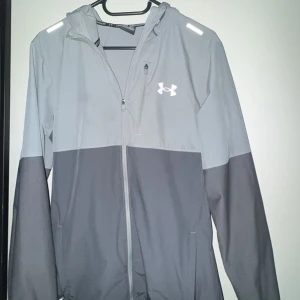 Under armour jacka - Knappt använd.