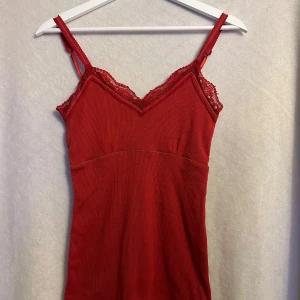 Linne - Y2k inspirerat linne, röd med spetskant 