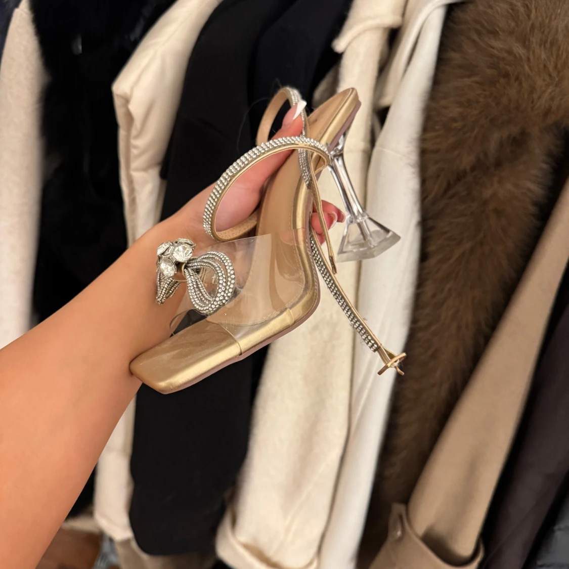 Eleganta klackskor med strassdetaljer - 2