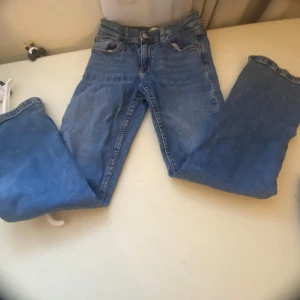 Blå jeans från Zara I storlek 10 - Ett par jeans I flare från Zara, jätte söta på Men passar tyvär inte mig längre🥰🥰