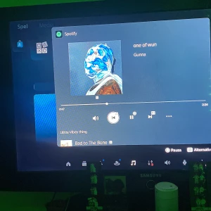 Tv Samsung - Tv säljs bra skick använd flertal gånger men den funkar riktigt bra. Kommer med Chrome-Cast 