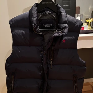 Hackett London väst - Tja, säljer den här feta västen från Hackett London, har inte använt den så mycket eftersom den är ganska stor på mig. Priset kan diskuteras vid snabb affär. Hör av dig vid frågor eller funderingar.