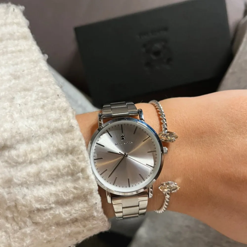 Elegant silverfärgad klocka från Black Oak med stilren urtavla och matchande armband i metall. Perfekt för en tidlös look. Levereras i originalförpackning med extra länkar för justering.. Asusteet.