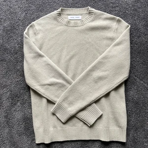Beige tröja från Samsøe Samsøe - Snygg beige stickad tröja från Samsøe Samsøe i storlek M. Använts endast ett par gånger och är i helt nytt skick.