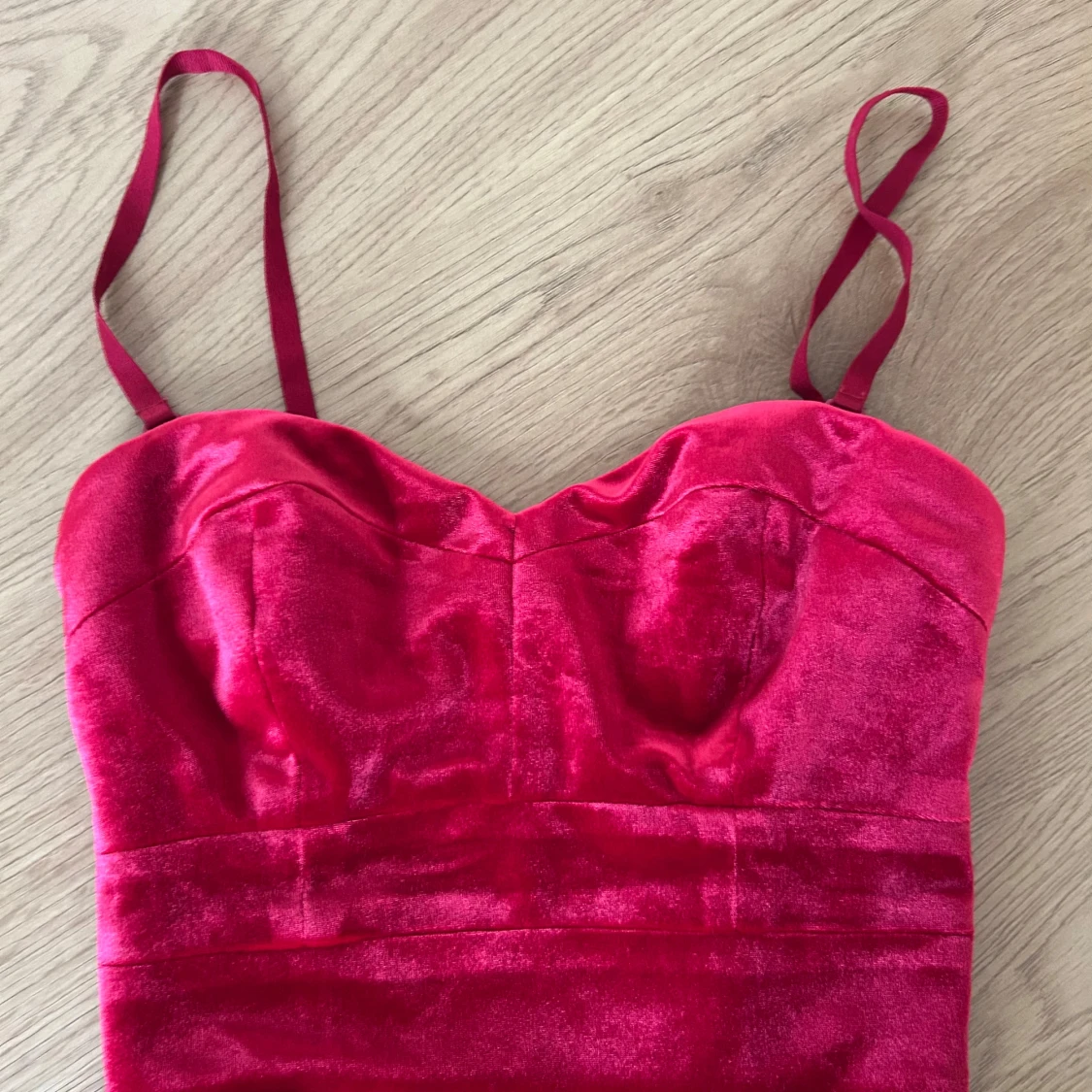 Röd sammetstopp med peplum från Guess - 1