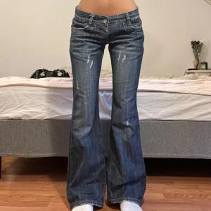 Jeans  - Midjemått: 39cm, innerbenslängd: 82cm 💖