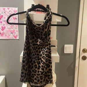Leopardmönstrad ärmlös topp - Säljer en snygg leopardmönstrad ärmlös topp med djup urringning i ryggen. Perfekt för en trendig look. Helt ny❤️