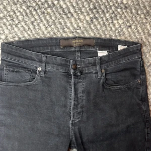 Rose & Born jeans  - Snygga svarta jeans från Rose & Born med knappgylf och klassisk femficksdesign. Perfekta för en stilren look. Tillverkade i ett bekvämt material som ger en bra passform.