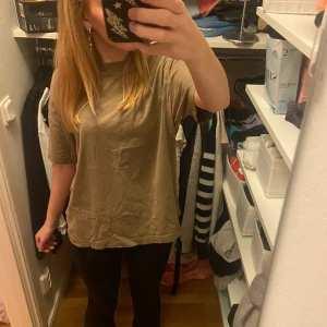 T-shirt från Gina Tricot💕💕 - Säljer en beige/brun t-shirt från Gina Tricot i storlek XS. T-shirten har en normal/baggy passform och är kortärmad, perfekt för en avslappnad stil. Inga defekter förutom lite fläckar på lappen inuti men inget som märks! Kontakta gärna för mer bilder/info!💕💕