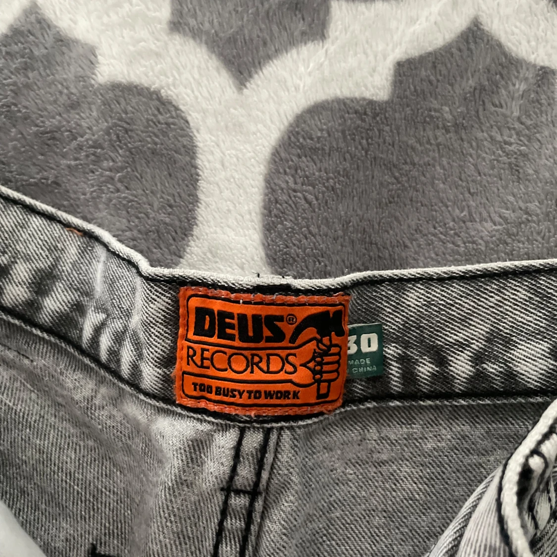 Grå jeansbyxor från Deus Records - 2