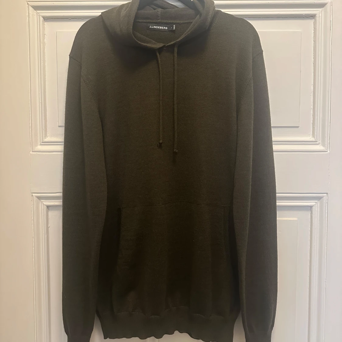 Olivgrön hoodie från J. Lindeberg