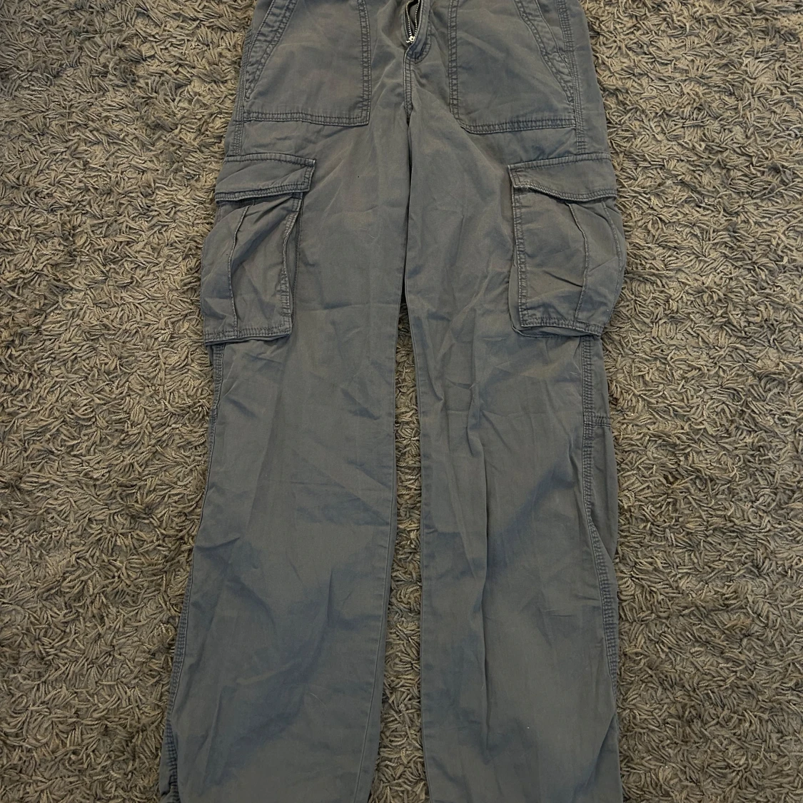 Grå cargobyxor med fickor