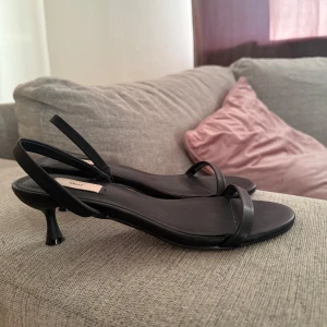 Svarta sandaler med klack från Aeyde - Eleganta svarta sandaler från Aeyde med smal rem över tårna och en stilren klack. Oanvända då jag beställde fel storlek!