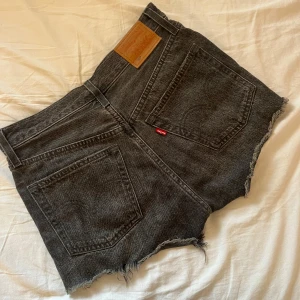 Svarta jeansshorts från Levi's - Snygga svarta jeansshorts från Levi’s!! Skit snygga till sommaren, knappt använda. Säljer för de blivit för små❣️ köpte för ca 650kr🥰