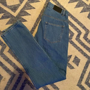 Blå jeans från Sunspel - Snygga blå jeans från Sunspel med klassisk femficksdesign. De har en rak passform och är tillverkade i ett slitstarkt denimtyg. Perfekta för en avslappnad stil.