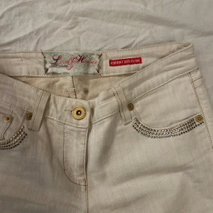 Vintage low waist flare jeans från River Island - Vintage jeans från River Island i bra skick. De är lågmidjade och har en flare modell. Midja: 39,5cm Grenmått: 21cm innerbenslängd: 84cm benöppning:29cm.