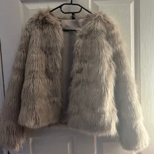 pälsjacka - säljer min fina pälsjacka nu då den ite kommer till användning 🩷🩷🩷🩷🩷