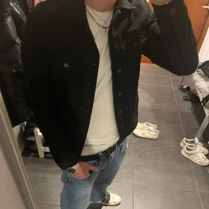 Svart jeansjacka från Just Junkies - Snygg svart jeansjacka från Just Junkies. | jackan är köpt i butik med nypris 1000kr | Mitt pris 249kr | Skick 8,5/10 Inga synliga defekter | Modellen är 180cm och väger 70kg | Tveka inte att ställa frågor!