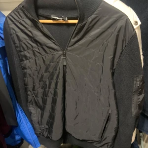J.Lindberg Cardigan jacka  - En fin svart J.Lindberg cardigan perfekt för våren. Nypris tror jag är 3600. Öppen för byten. Bara hör av dig om du har någon fundering🤗