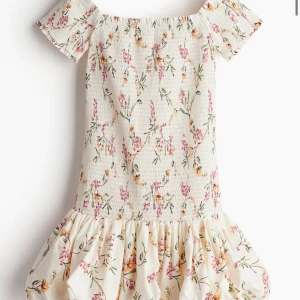 Blommig klänning från hm - jätte fin slutsåld blommig sommarklänning från hm!🩷🩷