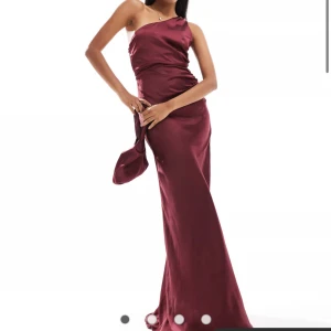 Vinröd one shoulder balklänning - Supersnygg vinröd satinklänning, passar perfekt som en balklänning. Nypris är 1839! Prislappen sitter fortfarande på❤️