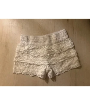 Vita spets shorts  - Snygga vita shorts i spets köpt secondhand. Lågmidjade&storlek S