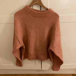 Rosa stickad tröja  - Så fin och har slitsar på sidorna ❤️ skriv om du har frågor!